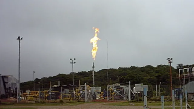 Un polvorín a punto de estallar: Refinor cerraría su destilería en Campo Durán y peligran 500 puestos