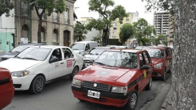Taxistas y remiseros, antes rivales del transporte, se unen para complicar la llegada de Uber a Salta