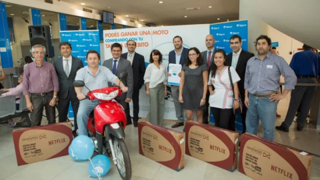 Banco Macro entregó los premios a los clientes que usaron su tarjeta de débito en octubre