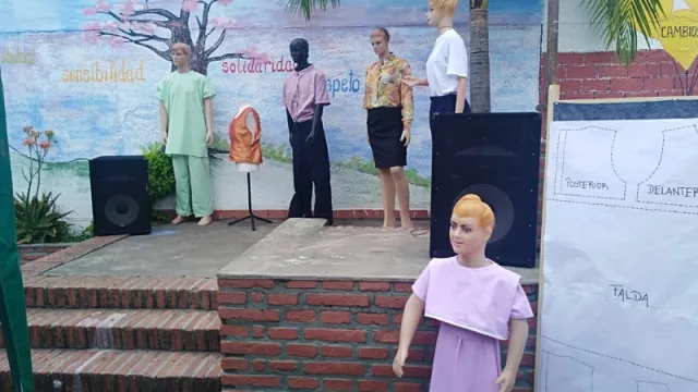 Una técnica de Salta confecciona indumentaria adaptada para personas con discapacidad