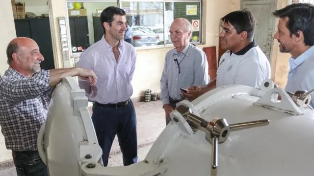 Urtubey visitó a emprendedores salteños que desarrollan una cámara hiperbárica