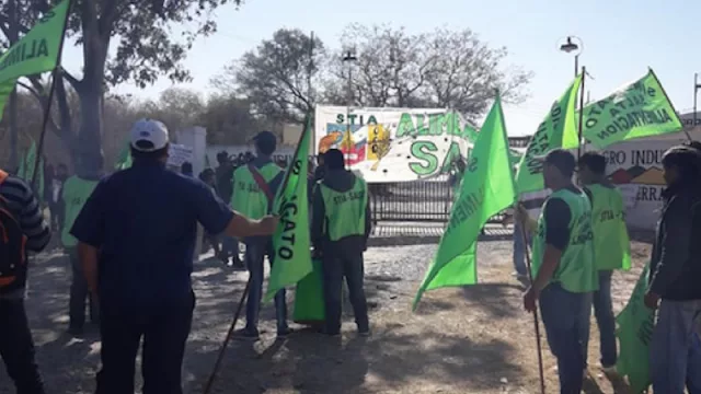 Después de 21 años de actividad cerró la planta La Sierra y 50 obreros luchan por conservar su trabajo