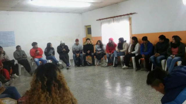 Jóvenes podrán inscribirse en un programa de empleo que ofrece capacitación y prácticas pagas