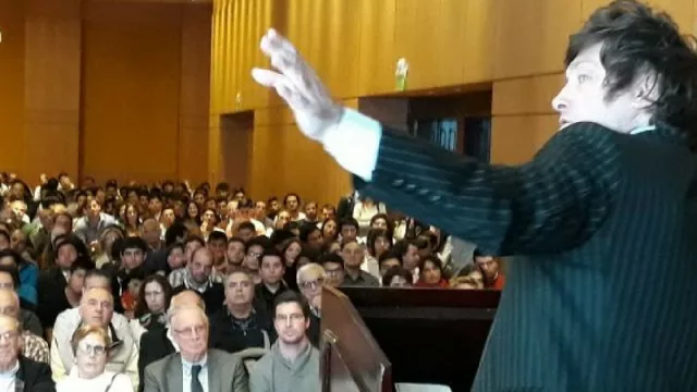 En Salta, el economista Javier Milei reunió a una multitud para exponer sus ideas económicas