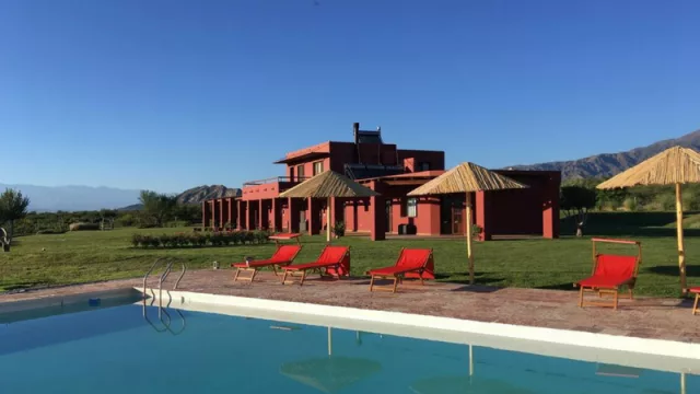 ¿Te gusta beber bien y dormir cómodo? Te presentamos el primer enohotel de Tucumán