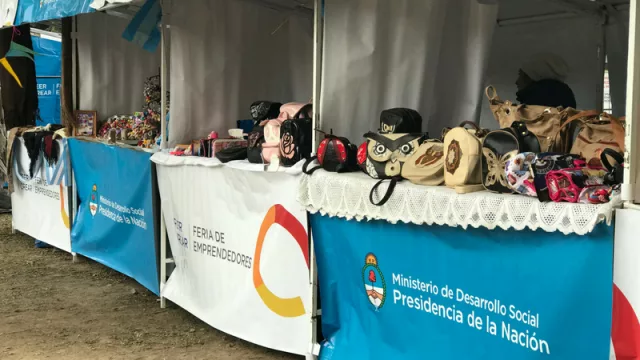 Para promover el desarrollo de las ferias, entregaron a emprendedores salteños 50 carpas