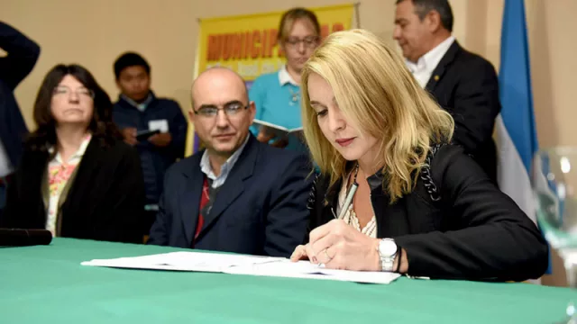 Se firmó el convenio para que empresas sociales confeccionen 9.000 uniformes para los trabajadores del tabaco