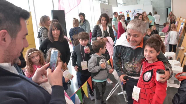 Una radiografía de un momento feliz: 300 chicos pintaron con Felipe Gimenez