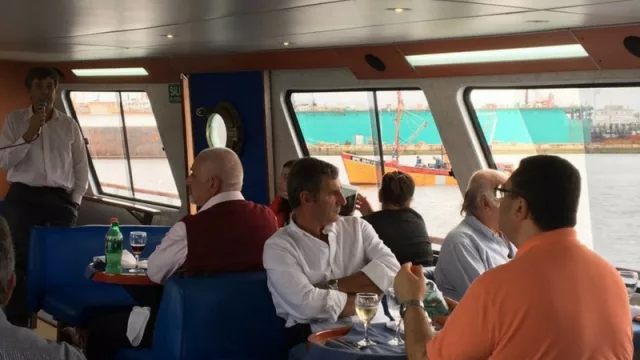 Si el "Radio Pasillo" suena, es porque algo trae