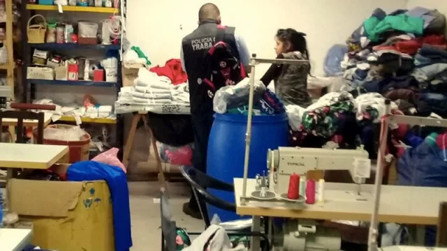 Trabajadores sin registrar y en condiciones insalubres en una fábrica de Cerrillos