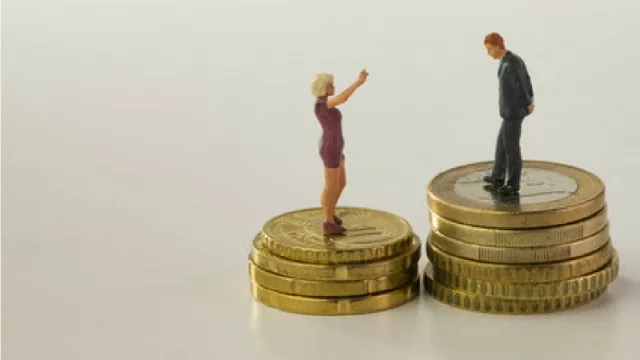 Las mujeres ganan menos que los hombres, ¿V o F? Verdadero (en sueldo) y Falso (por horas no)