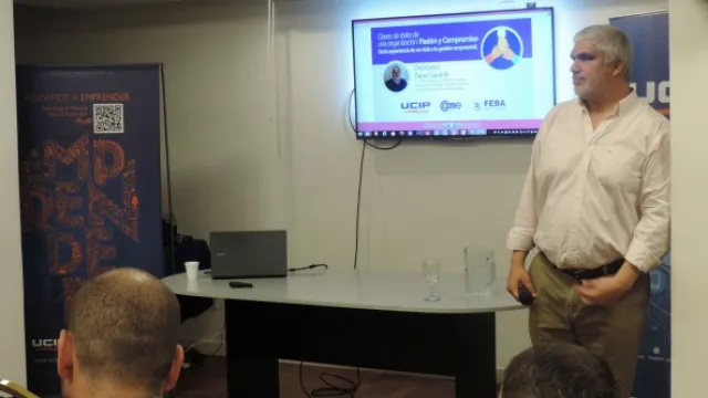 Más de 100 personas interesadas en cómo organizar una empresa