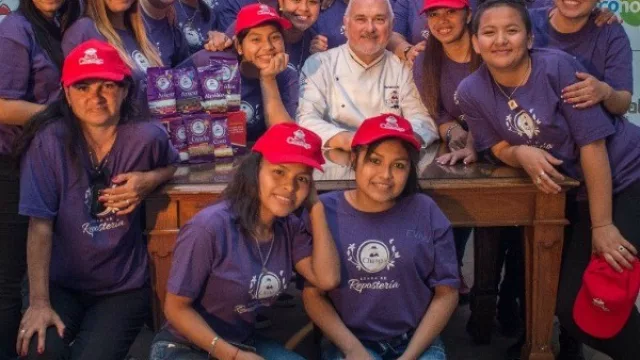 Auspiciado por Tabacal, el pastelero Osvaldo Gross dio una “Master Class” para más de 700 vecinos del ingenio