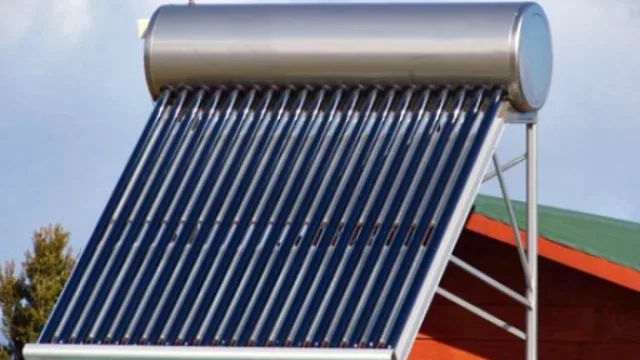 Otorgarán microcréditos de hasta 24.000 pesos para la compra de calefones solares en las casas