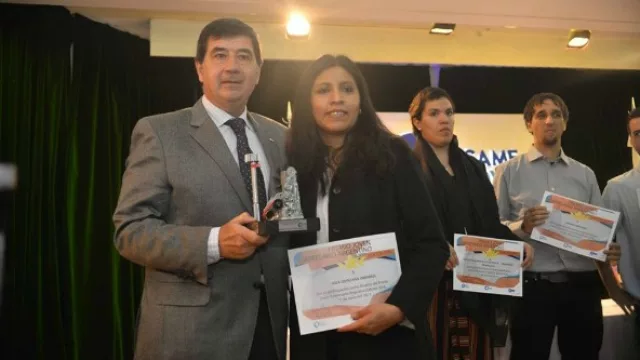 Es mujer, conduce una empresa familiar dedicada a la orfebrería y ganó el premio CAME Joven 2017