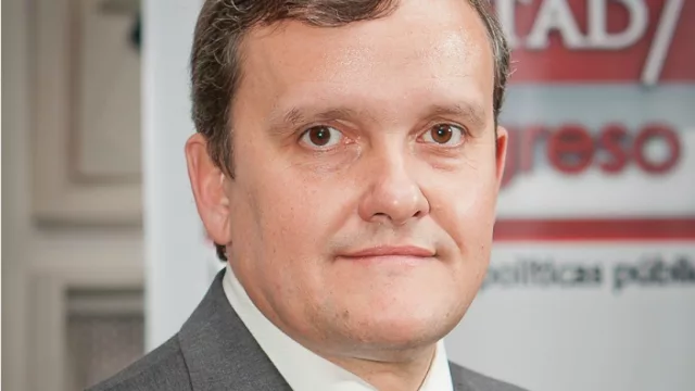 El economista Aldo Abram dictará hoy la charla: “Macri en su laberinto económico”