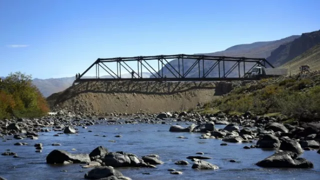 Nuevo puente sobre río Nahueve permitirá trasladar producción de madera