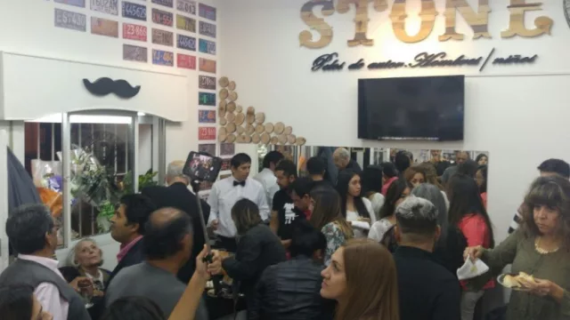 Inauguró "Pelos de autor", una peluquería de hombres muy solidaria