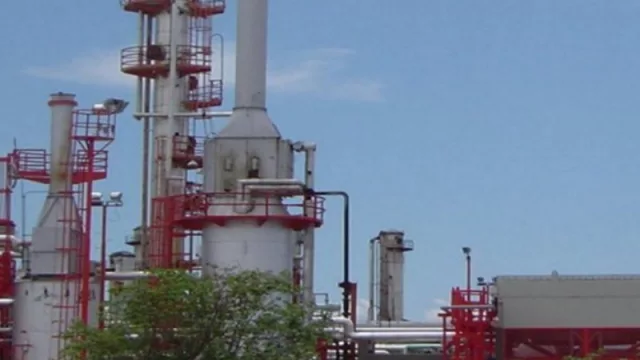 Las principales autoridades diplomáticas de Argentina y Bolivia hoy recorren una destilería en Campo Durán