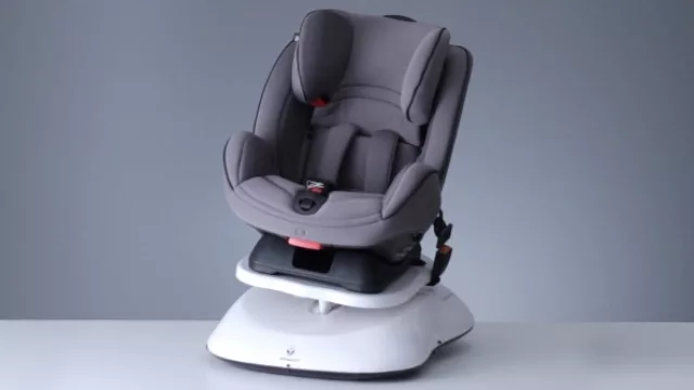 Renault sale del auto: ofrece un asiento externo para hacer dormir a los bebés como si estuvieron de paseo