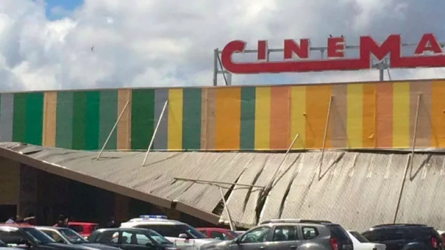 Sin víctimas: se vino abajo un techo del Paseo Salta en el predio del Hiper Libertad