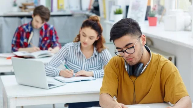 Día del Estudiante: Argentina es el país de la región donde menos personas trabajan en su profesión
