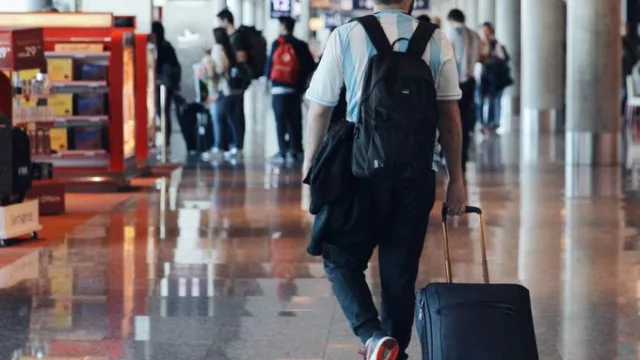 No todo lo que brilla es oro para el turismo (un sector advierte sobre las restricciones para los viajes al exterior)