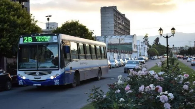 Saeta garantiza el transporte esta semana (siguen las negociaciones con el gremio de choferes de colectivos)
