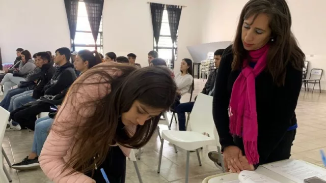 Oportunidad: 45 jóvenes aprenden oficios en empresas (se preparan para desempeñarse en diferentes rubros)