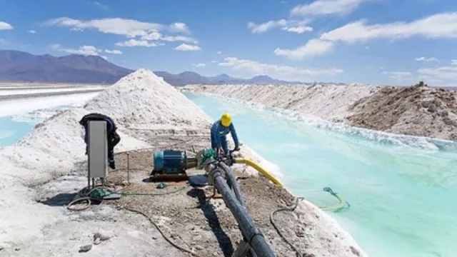 Proveedores mineros contra la limitación a importaciones: reclaman al Gobierno terminar de sostener el “dólar ficción” de $ 158