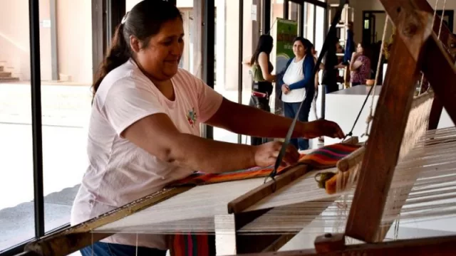 Artesanas de Los Toldos vuelven a exponer sus trabajos en feria por primera vez desde la pandemia