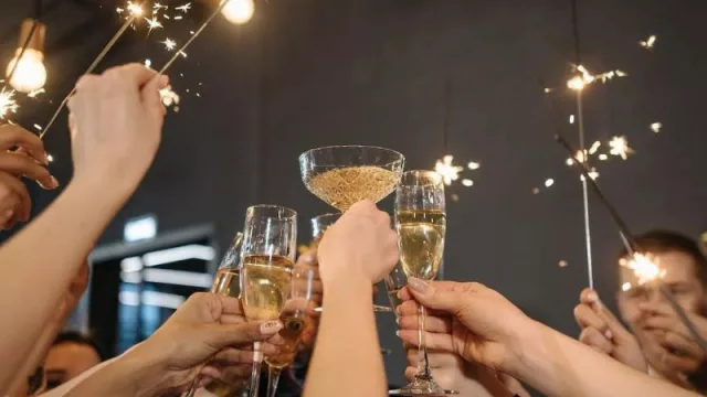 Será un no parar: 78% de los españoles saldrá a cenar tres veces por Navidad (buscando opciones low cost)