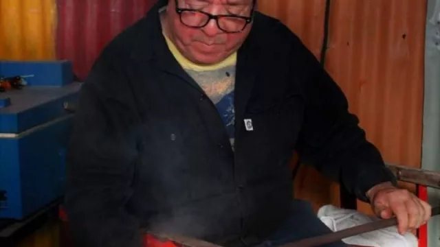 Willy Lastra, el “obrero del arte” del soplado de vidrio transmitirá su arte (en el Mercado Artesanal)
