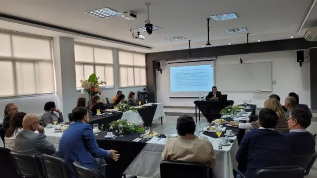 “En este contexto en donde todo es apagar incendios, es poco probable que aparezcan estrategias ligadas al largo plazo”  (Dr. Jorge Paz, director de la especialización en finanzas de empresas)