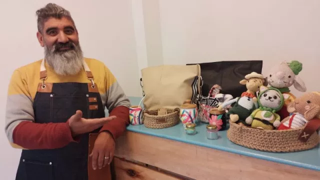 El zapatero influencer de Tres Cerritos se la juega por los emprendedores (abrió una tienda de regalos, arte y deco)