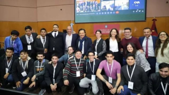 Empresas y jóvenes programadores están en contacto (pensando en el futuro laboral)