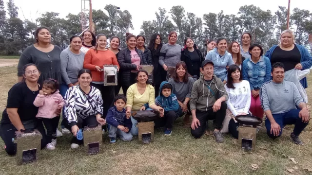 Mujeres emprendedoras ahora usan cocinas ecológicas (para el uso eficiente de la energía)