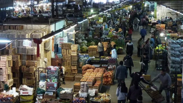 En el mercado Cofruthos los clientes ahora compran por unidad (la inflación provoca cambios)