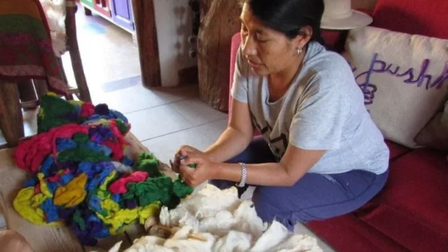 Taller de hilado ancestral con puska (en el Mercado Artesanal de Salta)