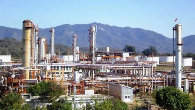 Refinor en crisis: la planta cerró (por 45 días) y preocupa la continuidad de 700 puestos laborales