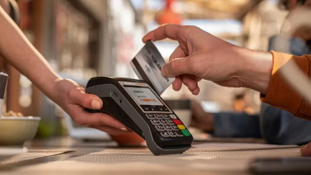 Las tarjetas de débito pican en punta: es el medio más utilizado por los consumidores (crece el pago digital)