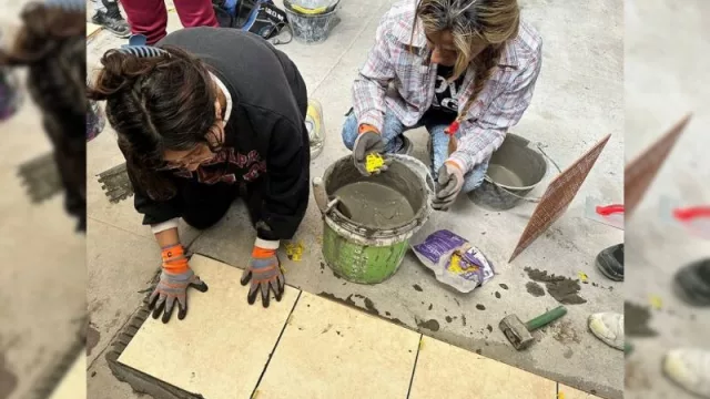 Cerámica colabora para acondicionar un comedor y con la enseñanza de oficios (de la teoría a la práctica)