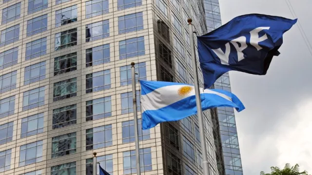 Trepan las acciones de YPF más del 30% luego que Milei prometiera privatizarla