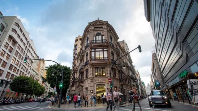 Colón de Valencia se sitúa entre las calles comerciales más caras de España (en un momento de despegue del sector)