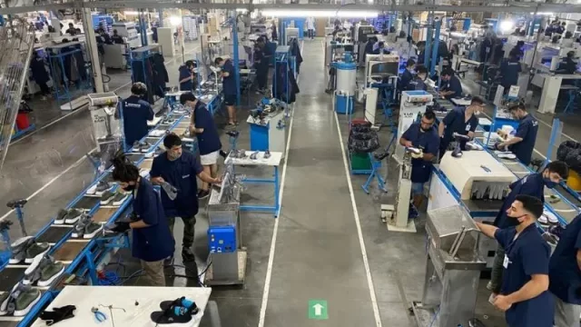La fábrica argentina de Montagne y New Balance cierra hasta febrero y desvincula a 100 empleados