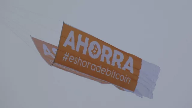 Como en la Casa de Papel, pero desde un avión regalan Bitcoins (que hay detrás de esta movida)