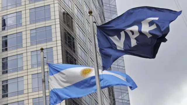Milei cede ante la oposición y excluye a YPF de la privatización: otras empresas estatales aún en la mira