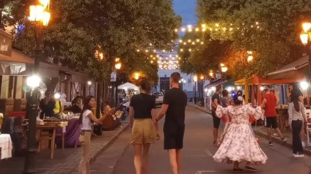 Explota la feria de la Balcarce al ritmo del Carnaval (este lunes reciben a nuevos artesanos y mucho más)