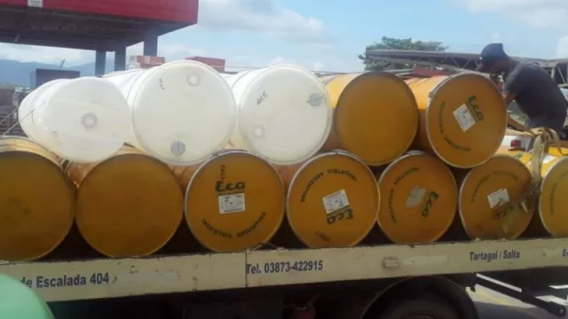 Arca Continental donó envases de gran capacidad para familias originarias del norte salteño (contarán con más de 14 mil litros para distribuir)