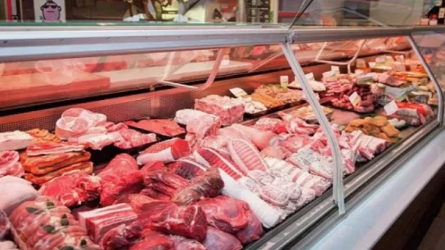 Por la crisis, se desploma el consumo de carne vacuna (el pollo y el cerdo surgen como alternativas más económicas)